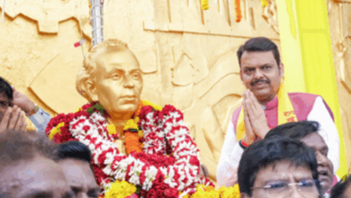 Photo of साहित्यरत्न अन्नाभाऊ साठे की जयंती पर मुख्यमंत्री देवेंद्र फडणवीस ने दी श्रद्धांजलि