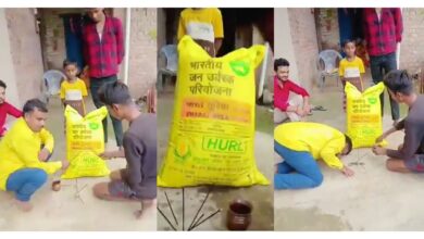 Photo of खाद किल्लत के बीच यूरिया बना भगवान, आरती उतारते दिखे रायबरेली के किसान