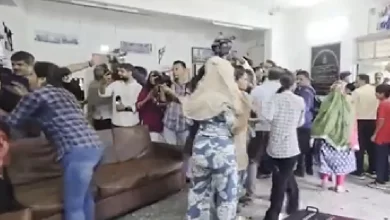 Photo of Ahmedabad में छात्र की हत्या पर फूटा अभिभावकों का गुस्सा, स्कूल के बाहर भारी हंगामा