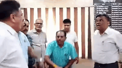 Photo of जूता मार दूंगा… यूपी में DIOS के सामने ही भीड़ गए शिक्षक व लेखाधिकारी