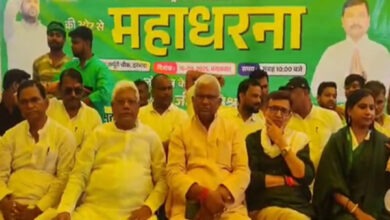 Photo of दरभंगा में यूट्यूबर पिटाई कांड पर सियासी बवाल… RJD का महाधरना, मंत्री से माँगा इस्तीफा