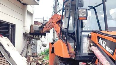 Photo of अमृतसर में कुख्यात नशा तस्कर की अवैध संपत्ति ध्वस्त, प्रशासन की बड़ी कार्रवाई
