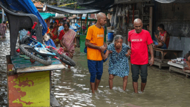 Photo of कोलकाता में नवरात्रि के बीच तेज बारिश से यातायात बुरी तरह प्रभावित, एक की मौत