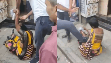 Photo of चोरी के शक में महिला की बेरहमी से पिटाई, वीडियो वायरल होने के बाद दो गिरफ्तार