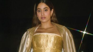 Photo of Janhvi Kapoor: बिना ब्लाउज की साड़ी में जाह्नवी कपूर का टशन, गोल्डन अवतार देख हैरान फ़ैस