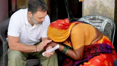 Photo of विरोध के बीच राहुल गांधी ने दलित परिवार से की मुलाकात, योगी सरकार पर साधा निशाना