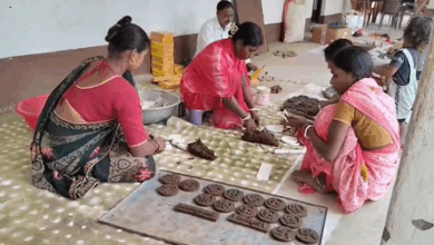 Photo of सतगावां में गोबर क्राफ्ट से दीपावली की तैयारियां, महिलाओं ने बनाई पर्यावरण-सहायक सजावट