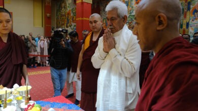 Photo of जम्मू-कश्मीर के उपराज्यपाल मनोज सिन्हा ने रूस के एलिस्टा स्थित बौद्ध मठ में टेका मत्था