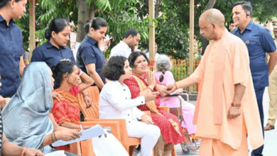 Photo of फिर दिखा CM Yogi का बाल प्रेम, चॉकलेट देकर बच्चों पर लुटाया प्यार