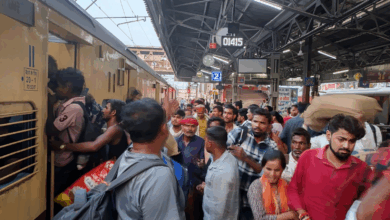 Photo of Lucknow News: दिवाली पर खचाखच भरी ट्रेने…, टॉयलेट में बैठने को मजबूर लोग
