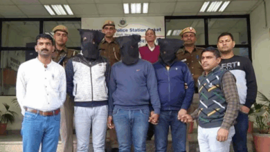 Photo of दिल्ली पुलिस का बड़ा खुलासा… बुजुर्गों को लूटने वाला ‘लिफाफा गिरोह’ गिरफ्तार