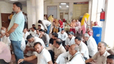 Photo of ग्रेटर नोएडा के डबल मर्डर मामले में परिजनों का धरना, आरोपी अभी भी फरार