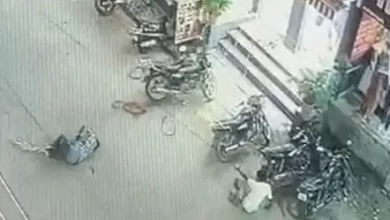 Photo of लातूर में दीपावली सजावट के दौरान तीसरी मंजिल से गिरा दो मजदूर, टला बड़ा हादसा