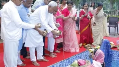 Photo of CM Nitish ने परिवार संग उगते सूर्य को दिया अर्घ्य, देशभर में दिखी आस्था की अद्भुत झलक