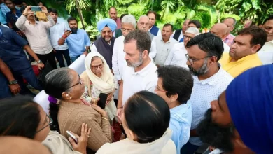Photo of मरने के बाद भी दलित अफसर का हो रहा अपमान… राहुल गांधी ने परिवार से की मुलाकात