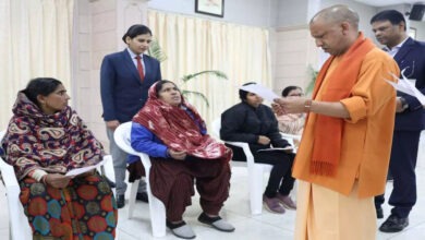 Photo of योगी आदित्यनाथ ने जनता दर्शन में फरियादियों की समस्याओं का किया समाधान