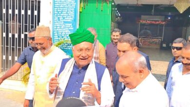 Photo of Exit Poll में एनडीए को बढ़त, नीतीश कुमार ने मंदिर और मजार पर टेका माथा