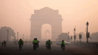 Photo of Delhi-NCR में सांस लेना हुआ मुश्किल… ‘गंभीर’ स्तर पर पहुंचा वायु प्रदूषण