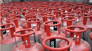 Photo of दिसंबर की शुरुआत में बड़ी राहत… कमर्शियल LPG सिलेंडर हुआ सस्ता, जानें घरेलू गैस का हाल