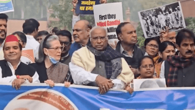 Photo of महात्मा गांधी का नाम हटाने के खिलाफ संसद में कांग्रेस का जोरदार मार्च