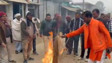 Photo of पीलीभीत में VHP का प्रदर्शन… बांग्लादेश में हिंदुओं पर हमलों के विरोध में पुतला दहन