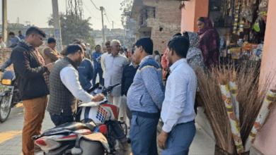 Photo of UP News: सफाईकर्मियों ने पानी समझकर पिया तेजाब, दुकानदार की पत्नी ने गलती से दी बोतल