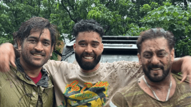 Photo of कपड़ों पर मिट्टी-कीचड़ में फंसी गाड़ी, धोनी संग सलमान का एडवेंचर…
