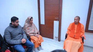 Photo of Bareilly में दिवंगत विधायक के परिजनों से मिले CM Yogi… जताई गहरी संवेदना