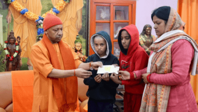 Photo of दिवंगत पत्रकार विवेक अस्थाना के परिवार से मिलें CM Yogi, सौंपा आर्थिक सहायता चेक
