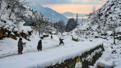 Photo of Dal Lake Frozen: कश्मीर में सीजन की सबसे ठंडी रात… डल झील जमी, जनजीवन प्रभावित