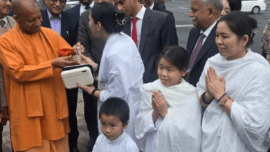 Photo of CM Yogi Japan Visit: दंडवत प्रणाम कर पढ़ा श्लोक, बच्चे से मिलकर गदगद CM योगी