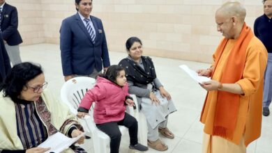 Photo of ‘स्कूल जाएगी?’ मासूम के सिर हिलाते ही मुस्कुरा उठे योगी, जनता दरबार का वीडियो वायरल