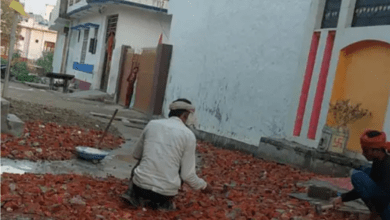 Photo of “विकास के वादे फेल, जनता पास: लखनऊ में लोगों ने चंदा जुटाकर खुद बनायीं सड़क”