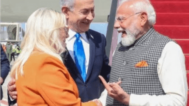Photo of Tel Aviv में ‘ड्रेस डिप्लोमेसी’… चर्चा में सारा की जैकेट और मोदी के रूमाल की मैचिंग