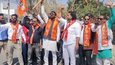 Photo of मुर्शिदाबाद कूच से पहले हंगामा… लखनऊ में रोके गए VHRP के कार्यकर्ता, अध्यक्ष हाउस अरेस्ट