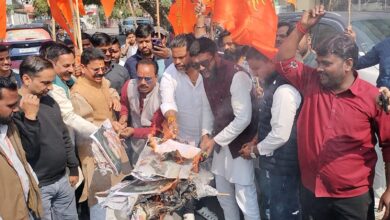 Photo of लखनऊ में VHRP का उग्र प्रदर्शन, मुर्शिदाबाद कूच रोके जाने पर हुमायूं कबीर का फूका पुतला