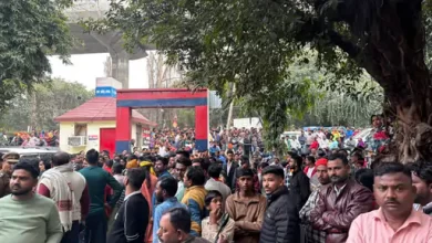 Photo of पार्षद की गिरफ्तारी के विरोध में वाल्मीकि समाज का उग्र प्रदर्शन… गाजीपुर थाना घिरा