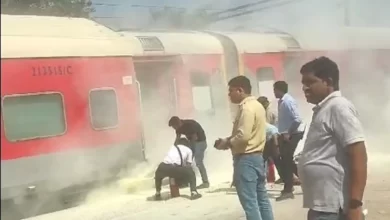 Photo of Mahamana Express के कोच से उठा धुआं, उदयपुरा स्टेशन के पास रोककर किया गया निरीक्षण