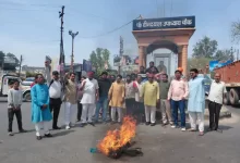 Photo of CM Yogi की मां पर टिप्पणी से नाराज कार्यकर्ता… एटा में जोरदार प्रदर्शन