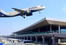 Photo of लखनऊ एयरपोर्ट पर बड़ा टेक्निकल अलर्ट! IndiGo फ्लाइट में गड़बड़ी, एक घंटे बाद भरी उड़ान