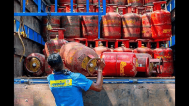 Photo of UP News: खुली जमाखोरी की परतें, हापुड़ में नेता के घर में LPG सिलेंडरों का जखीरा