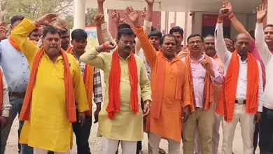 Photo of मौलाना के बयान पर मचा बवाल… मऊ में पुलिस अधीक्षक को सौंपा ज्ञापन