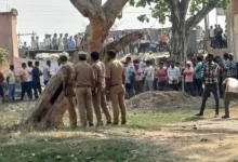 Photo of UP news: गोरखपुर में बिना कपड़ों के मिला युवक का शव, हाथ में था कंडोम का पैकेट