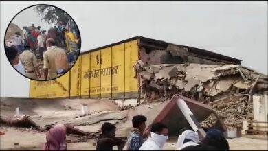 Photo of प्रयागराज में बड़ा हादसा: कोल्ड स्टोरेज ढहा, मलबे में दबे कई मजदूर, अमोनिया गैस से मचा हड़कंप