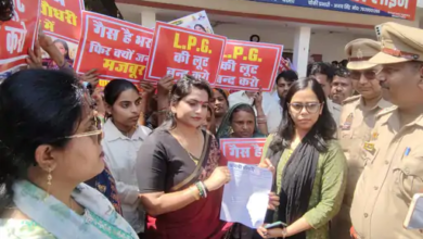 Photo of UP News: हाथ में बेलन और खाली सिलेंडर… गैस किल्लत पर महिलाओं का फूटा गुस्सा
