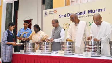 Photo of राष्ट्रपति भवन में ‘5 अरबवीं थाली’, राष्ट्रपति मुर्मू ने बच्चों को परोसा खाना…