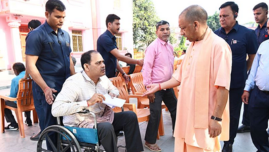 Photo of जनता के बीच पहुंचे CM योगी आदित्यनाथ… आवास-इलाज पर दिया आश्वासन