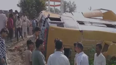 Photo of Aligarh में बड़ा हादसा: स्कूली बच्चों से भरी बस खाई में पलटी, कई घायल