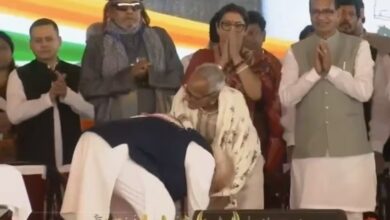 Photo of Kolkata में PM Modi ने मंच पर छुए बुजुर्ग के पैर, जानिए कौन हैं ये खास शख्स…