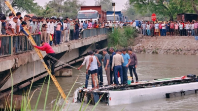 Photo of Kanpur: रेलिंग तोड़कर रामगंगा नहर में गिरी बस, 40 से ज्यादा लोग थे सवार